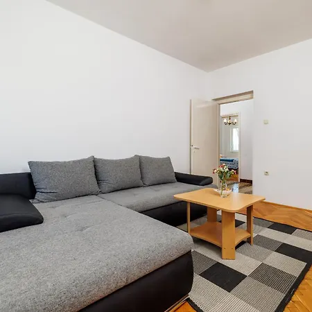Johann I Apartment *